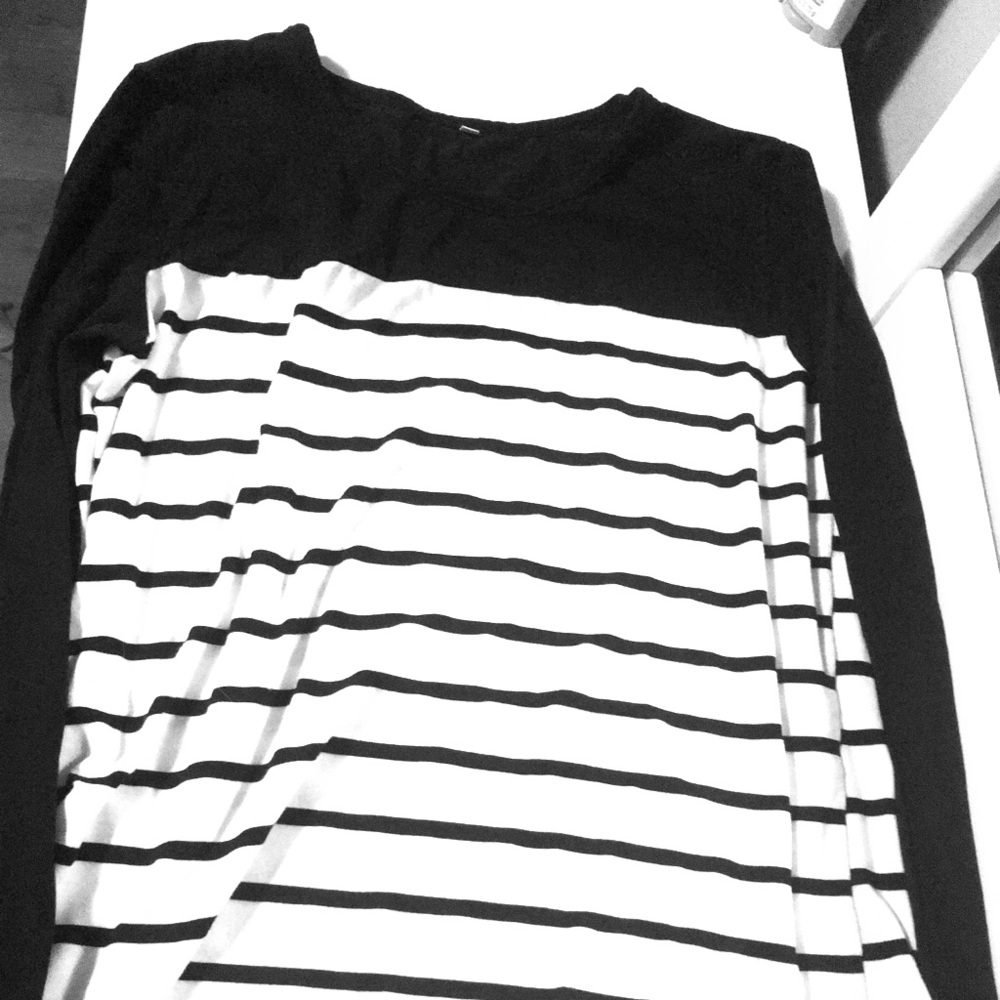 black and white striped long sleeve t-shirt